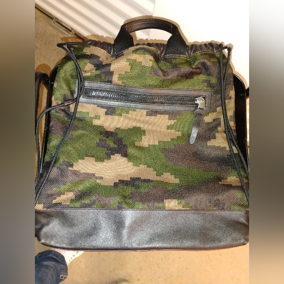 coach camouflage backpack men green multi Men's Hitch Backpack, Signature Camo, Large, Hitch Fashion Signature coated canvas and smooth calf leather Inside zip cell phone and multifunction pockets Inside tech sleeve Drawstring and speedclip closures fabric lining Top handle with 2 1/4 drop Outside zip and slip pockets Outside zip access to interior Adjustable shoulder straps 10 1/2 (L) x 16 1/2 (H) x 6 (W) Style No. COACH League Flap Backpack In